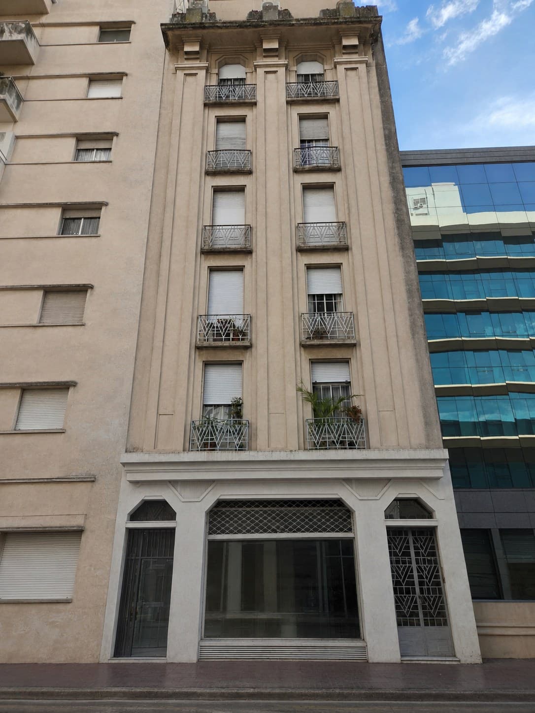 Fachada del edificio donde funciona el estudio, en Av. Corrientes 626, Rosario.